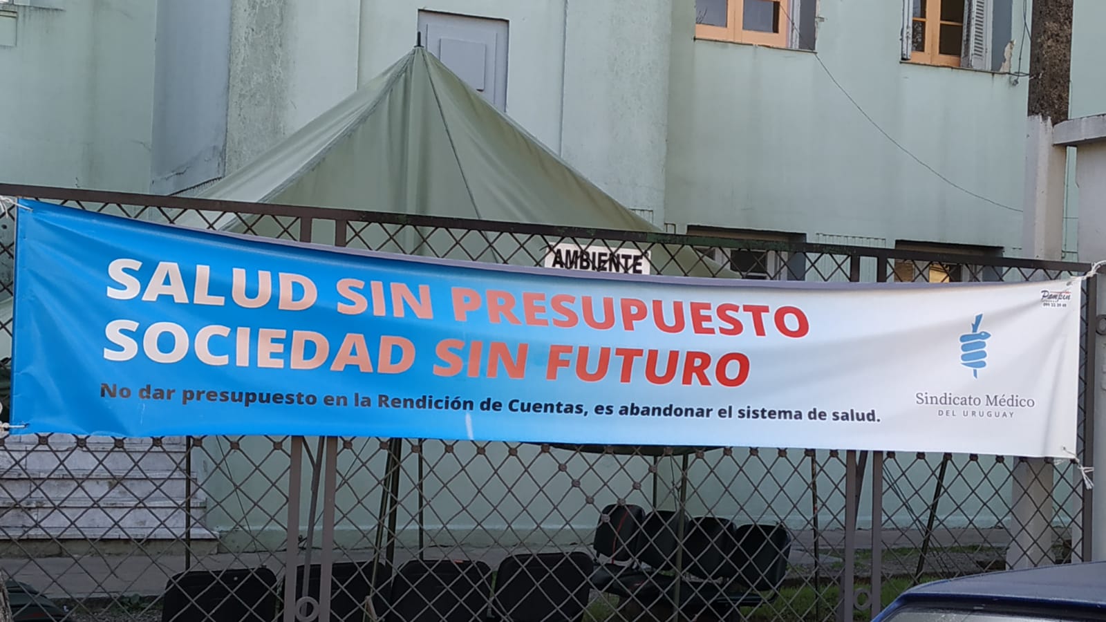 Integrantes del Sindicato Médico del Uruguay colocaron cartel en ingreso al Hospital Floridajpg