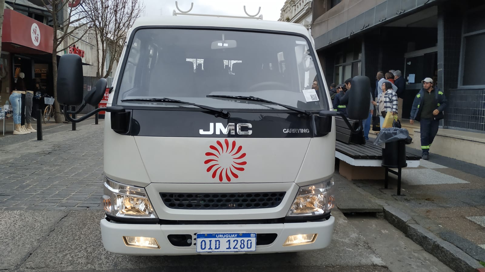 Intendencia presentó nueva flota de camiones utilitarios 3