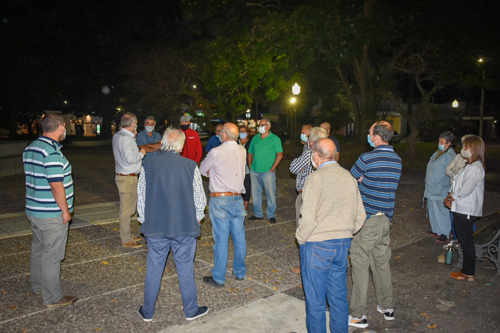Intendente López se reunió con vecinos de Plaza Artigas