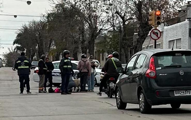 Joven acompañante de una moto cayó al pavimento y conductor se dio a la fuga