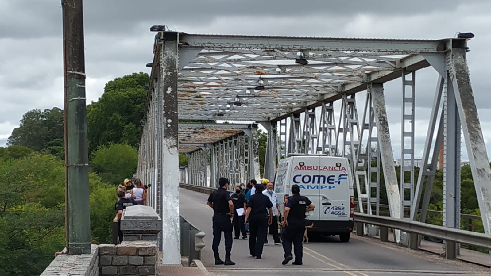 Joven amenazó por varios minutos con tirarse del Puente Piedra Alta. 3
