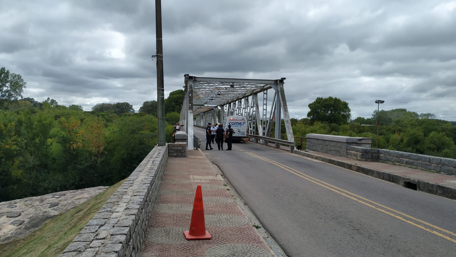 Joven amenazó por varios minutos con tirarse del Puente Piedra Alta. 4