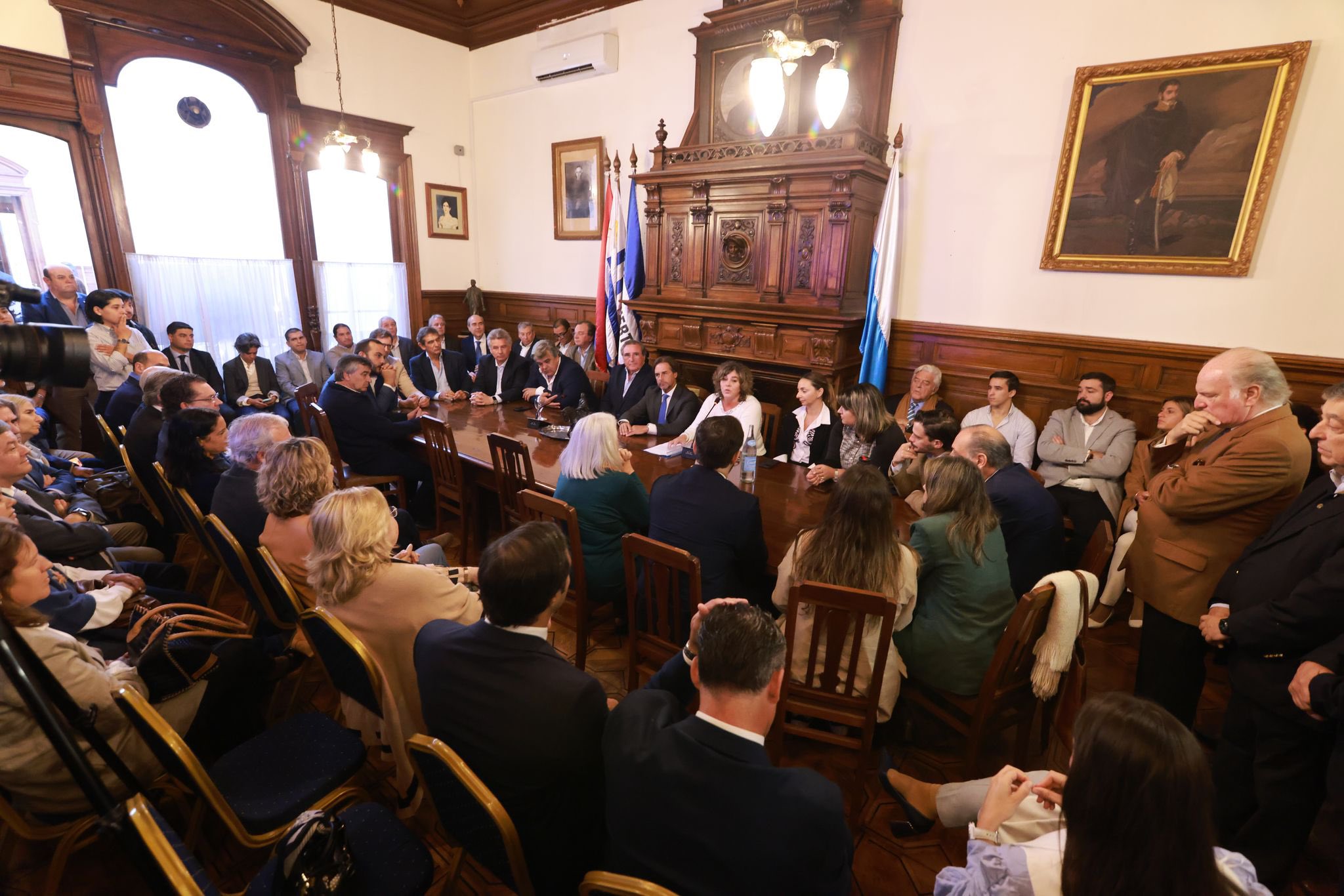 Lacalle Pou fue recibido por el Directorio del Partido Nacional