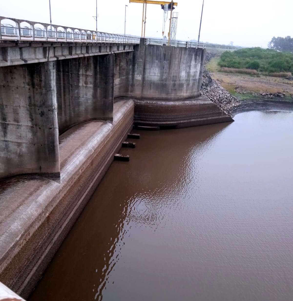 Lago de Paso Severino varios metros por debajo de su cauce normal. 2