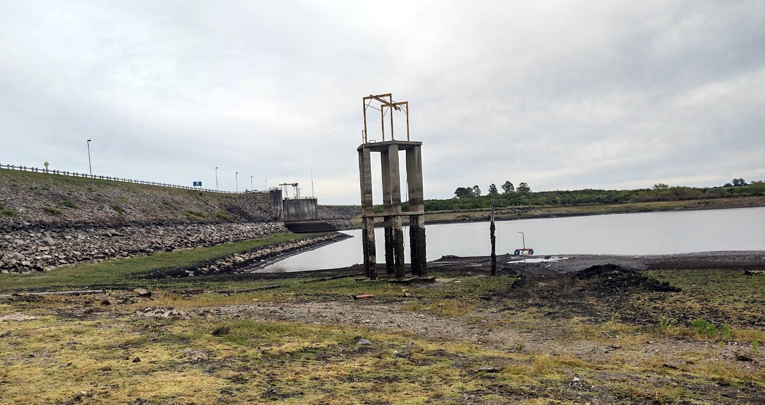 Lago de Paso Severino varios metros por debajo de su cauce normal. 3