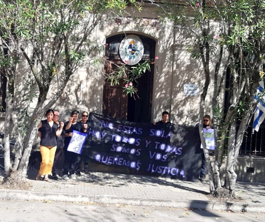 Manifestación frente al Juzgado de Sarandí Grande por caso de abuso sexual