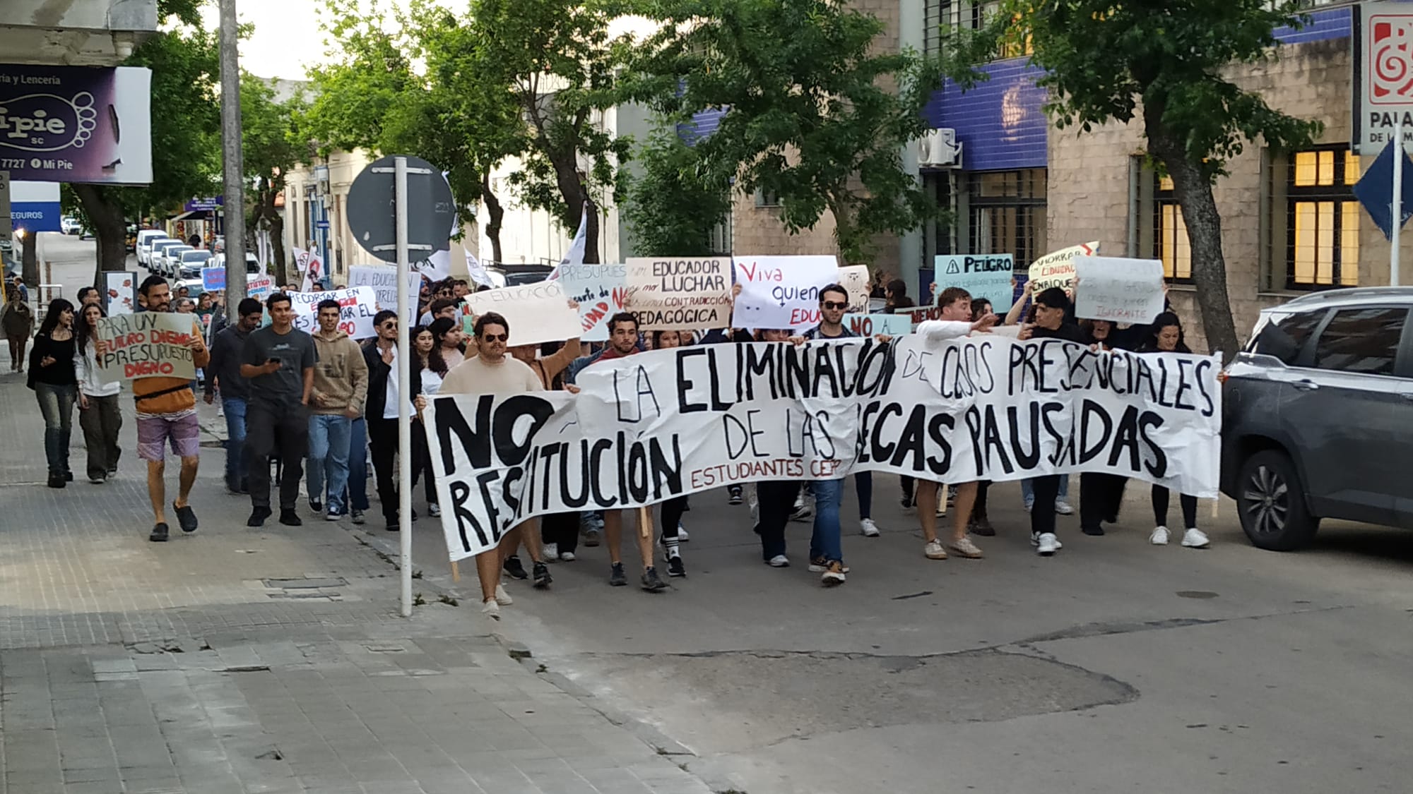 Marcha de Estudiantes del CeRP en reclamo por recortes presupuestales