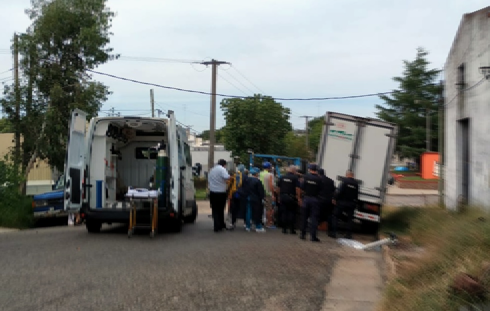 Mecánico sufre importantes lesiones tras caérsele encima un camión que reparaba