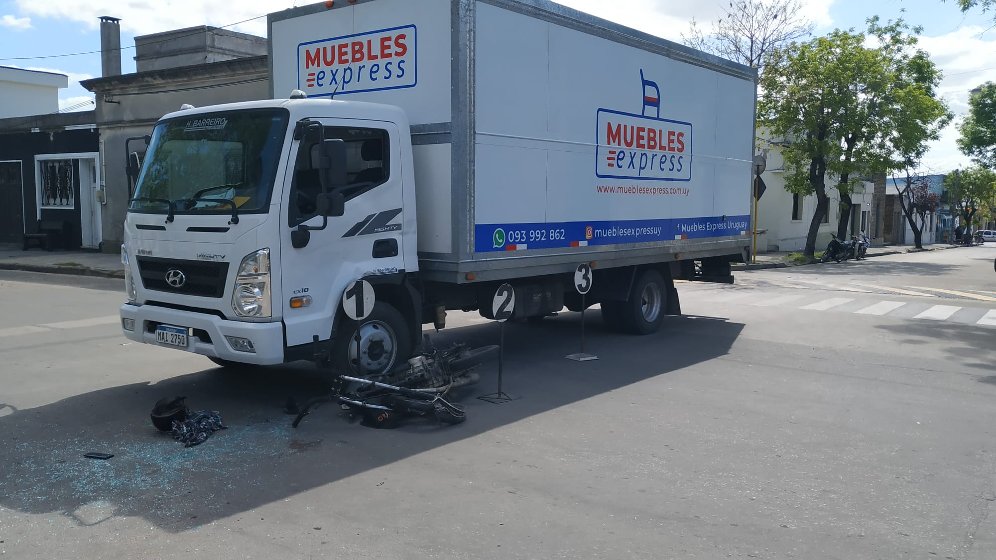 Moto impacta con camión en Pocho Fernández e Independencia. 2