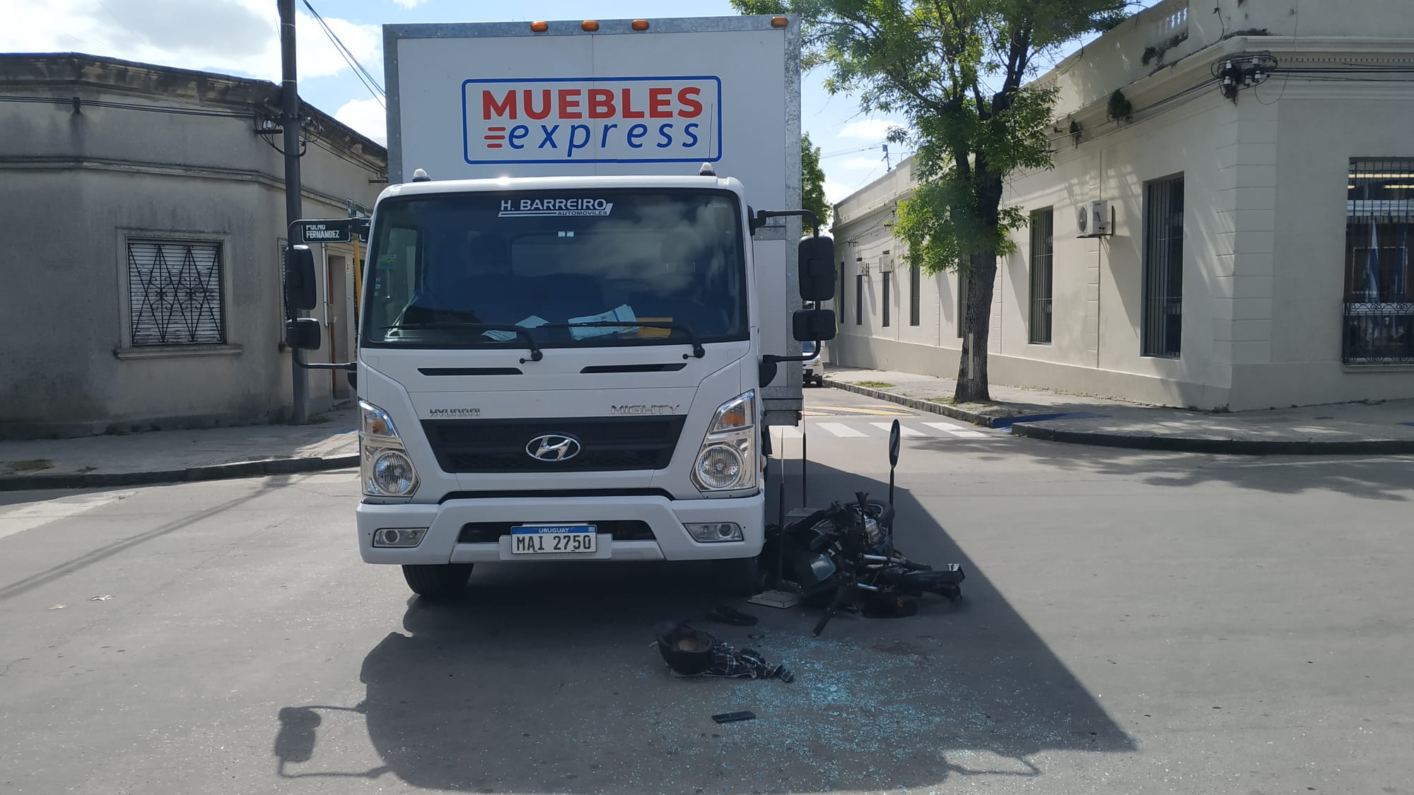 Moto impacta con camión en Pocho Fernández e Independencia. 3