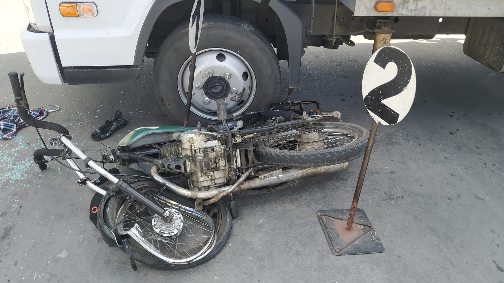 Moto impacta con camión en Pocho Fernández e Independenciajpg