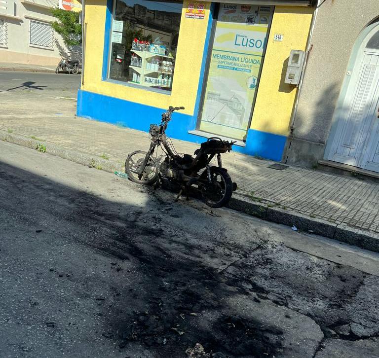 Moto se prendió fuego en esquina de Rivera y Batlle y Ordoñez