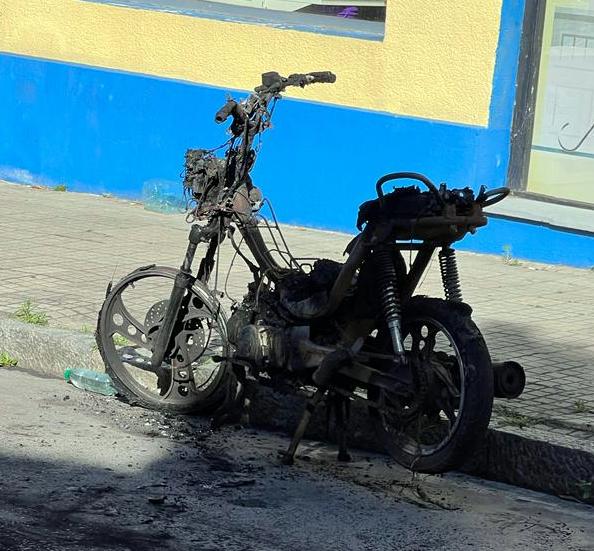 Moto se prendió fuego en esquina de Rivera y Batlle y Ordoñez 2