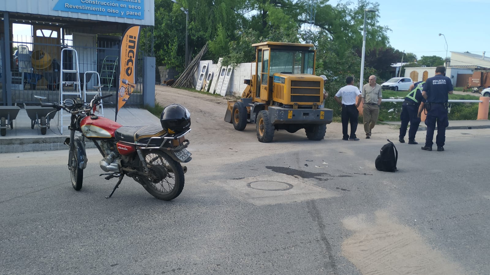 Motociclista lesionado tras impactar contra maquina de carga 2