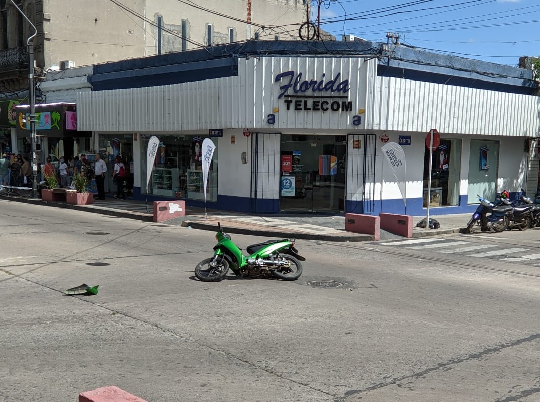 Motonetista impactó móvil policial en Independencia y Cardozojpg