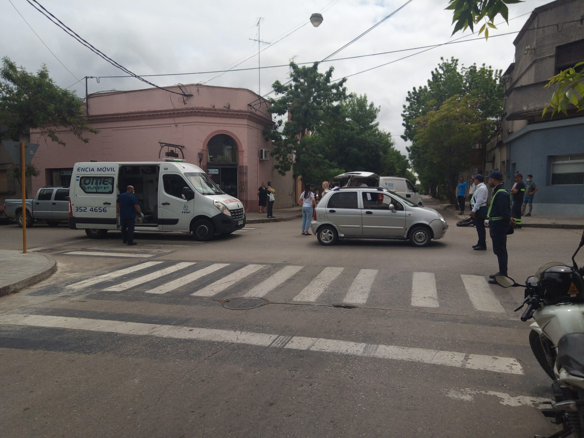 Motonetista lesionado en choque en esquina de Dr. González y Suarez