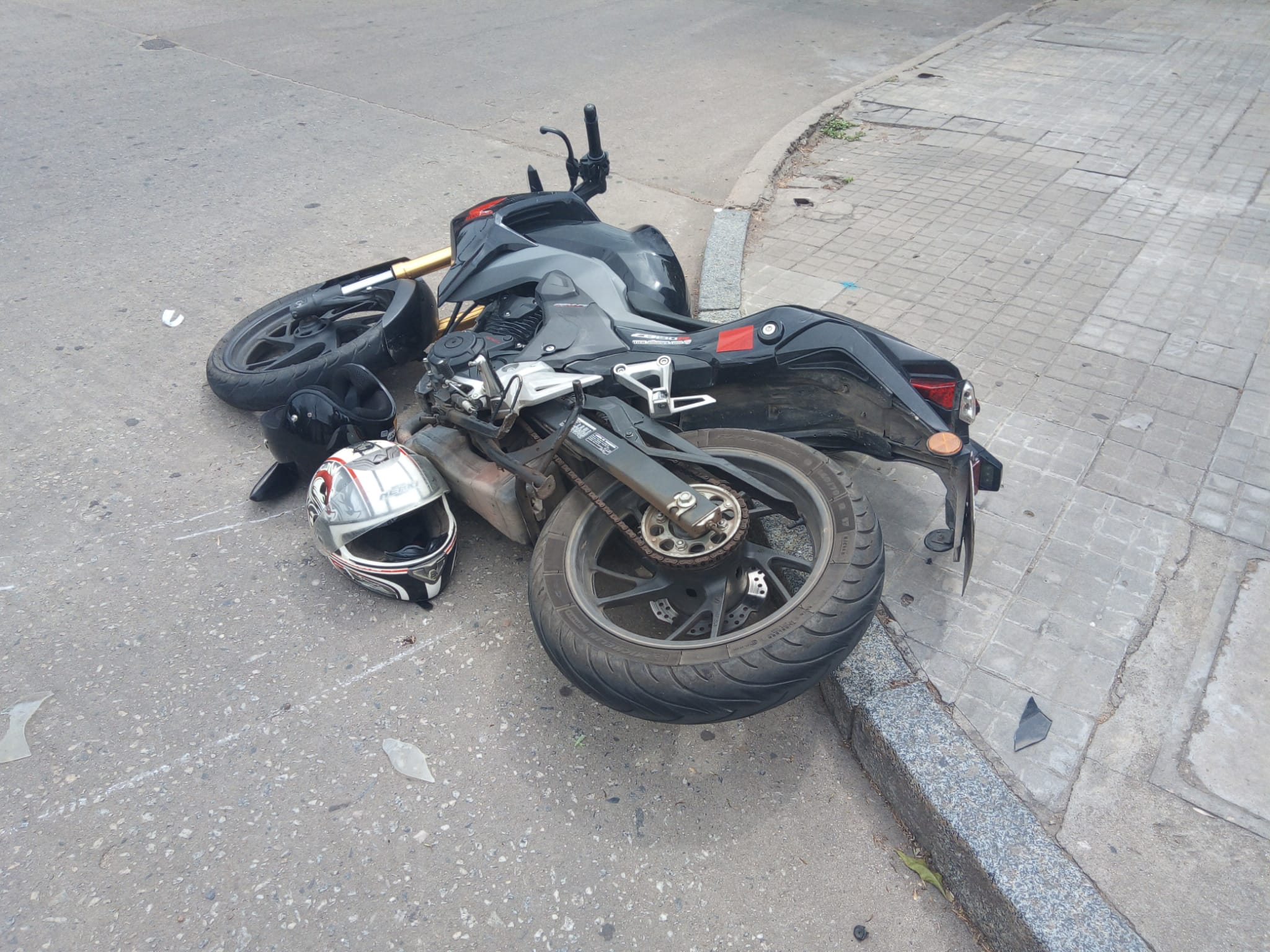Motonetista lesionado en choque en esquina de Dr. González y Suarez 2