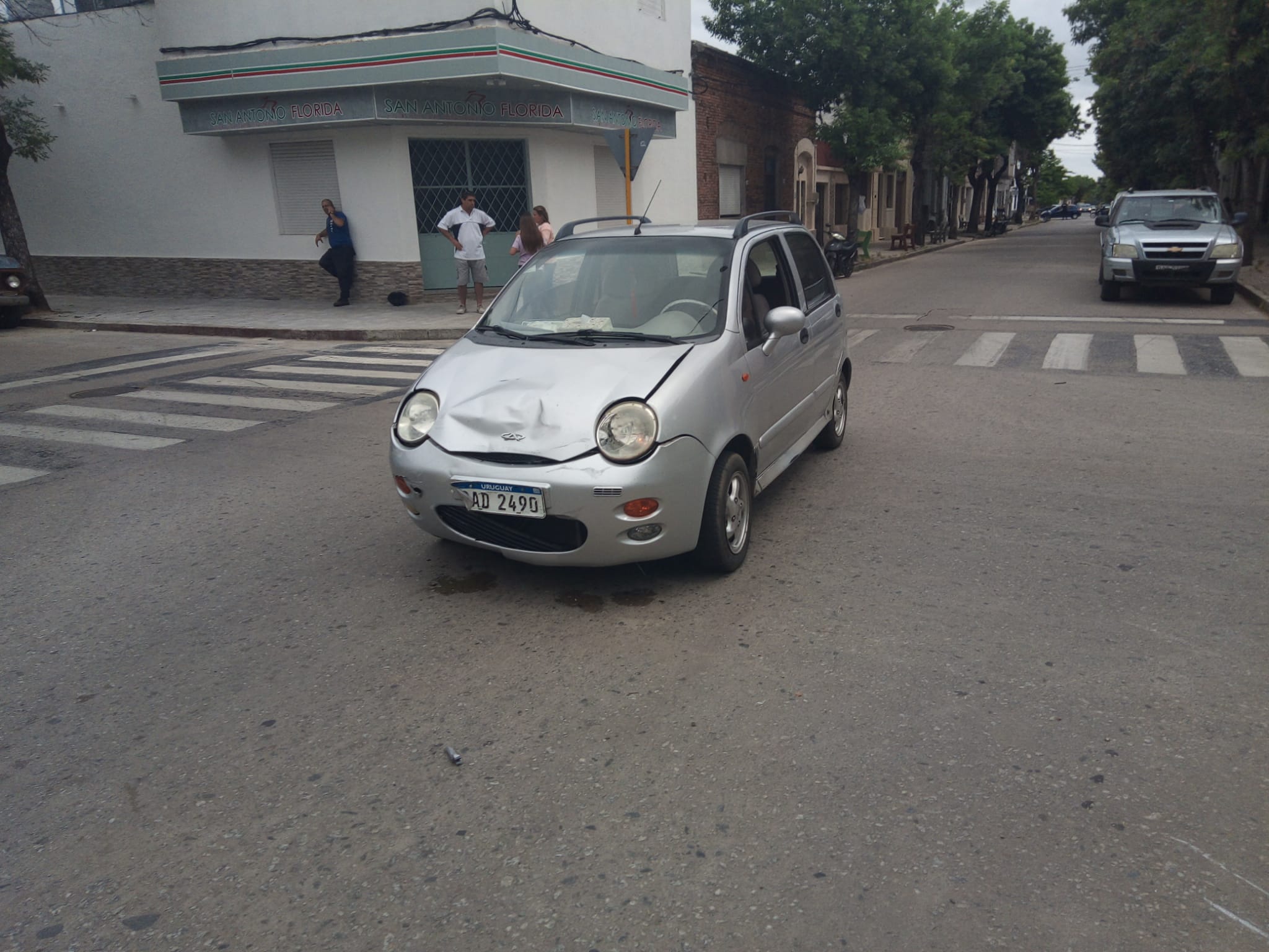 Motonetista lesionado en choque en esquina de Dr. González y Suarez 3