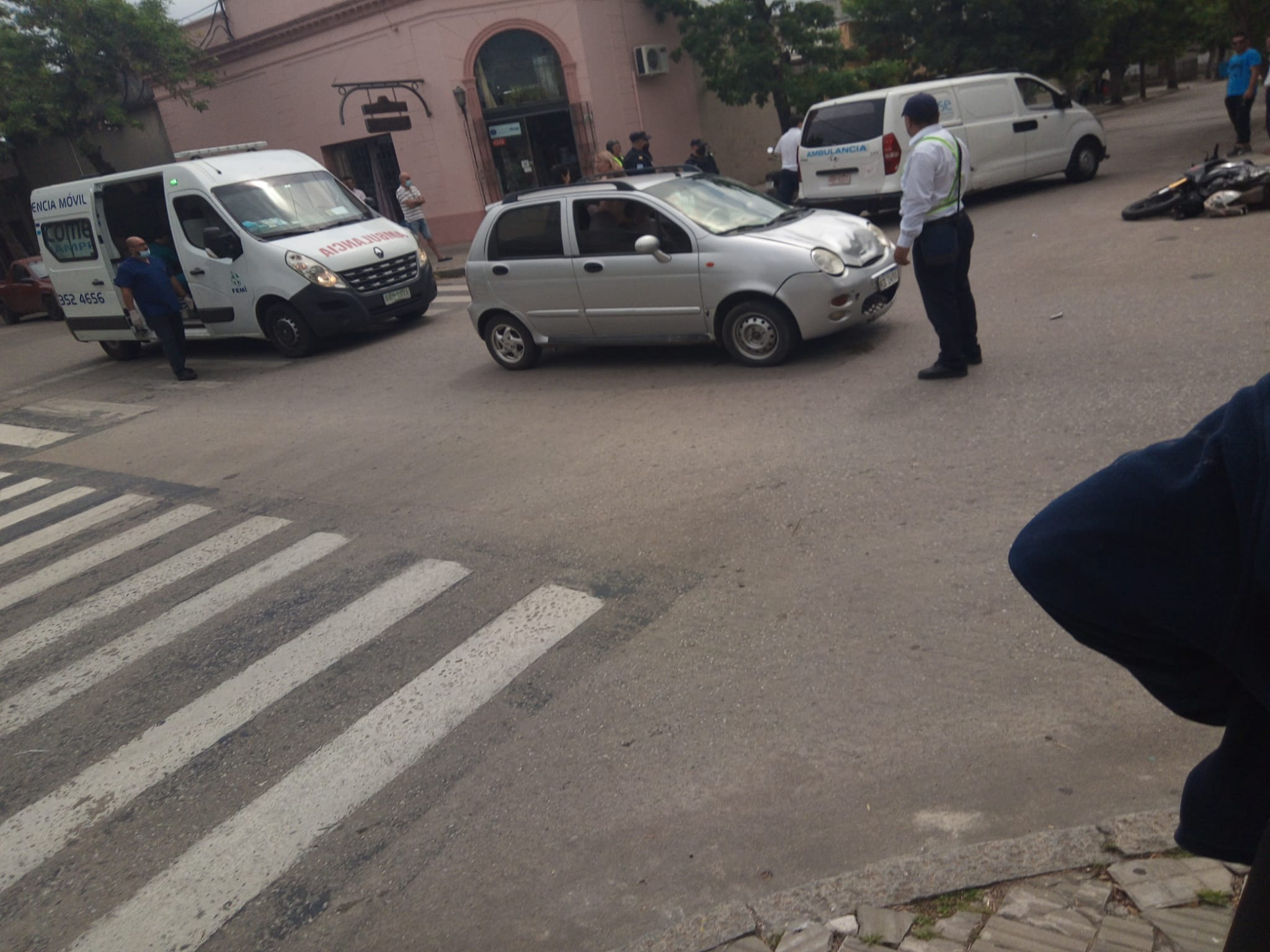 Motonetista lesionado en choque en esquina de Dr. González y Suarez 4