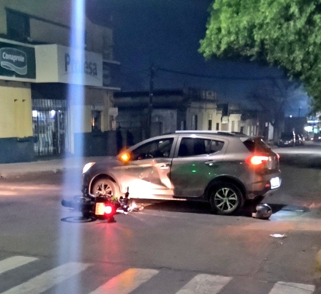 Motonetista lesionado tras impactar con auto en Calleros y P. Fernández