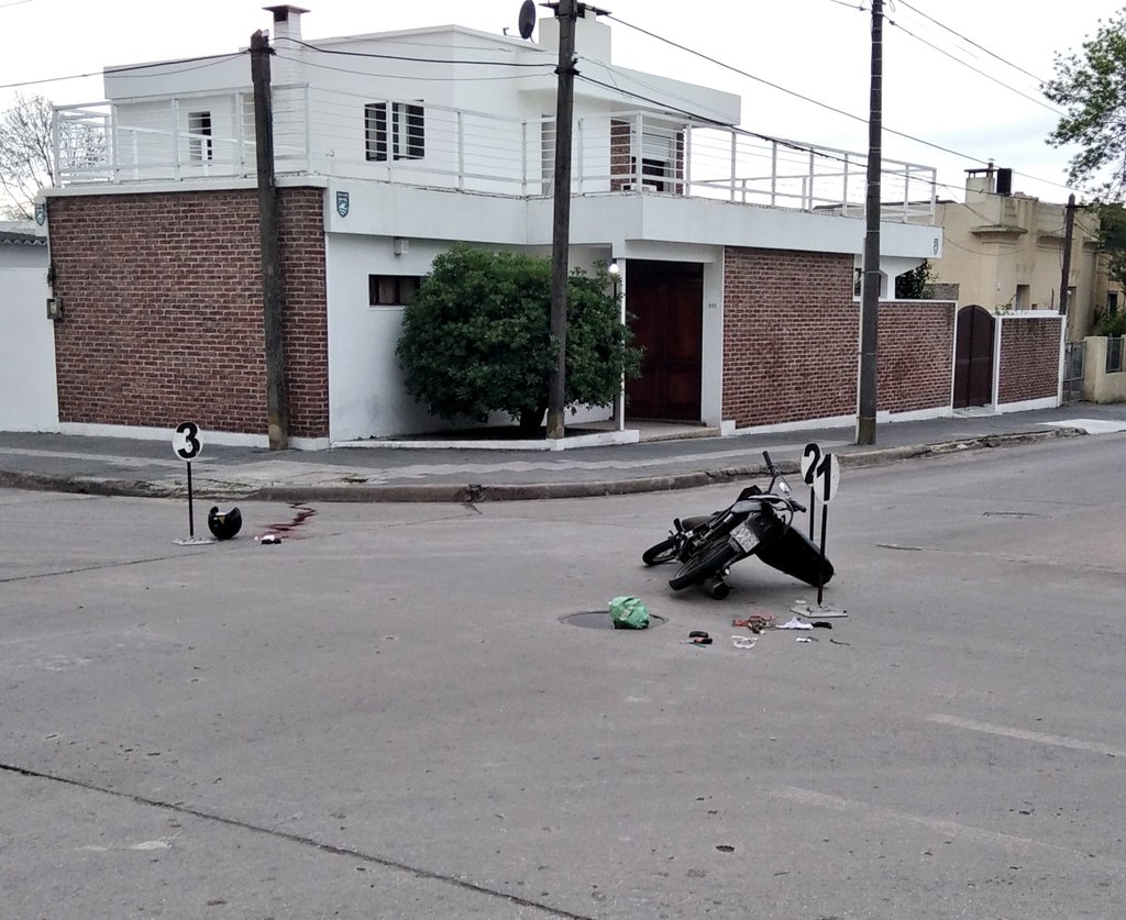 Motonetista lesionado tras impactar con auto en Calleros y Rivera