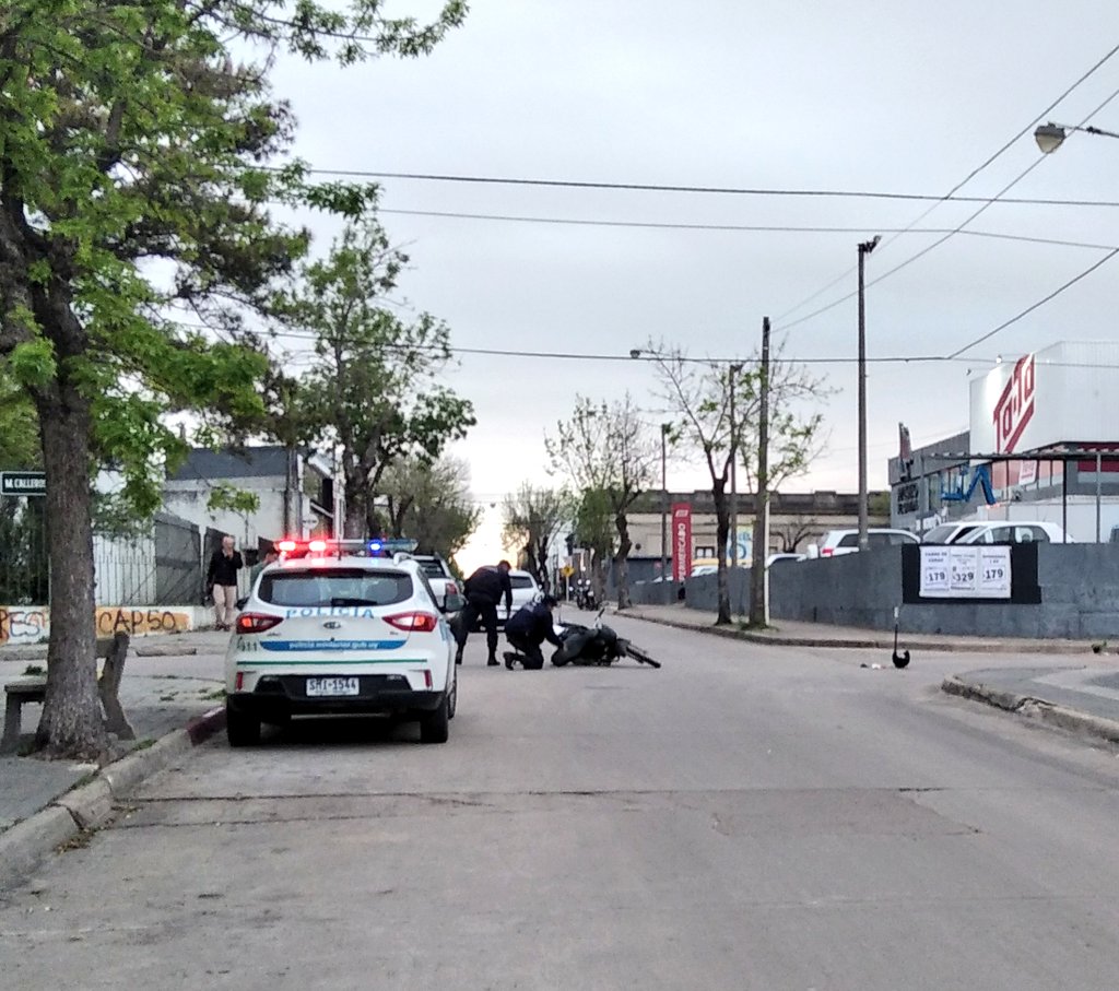 Motonetista lesionado tras impactar con auto en Calleros y Rivera 2