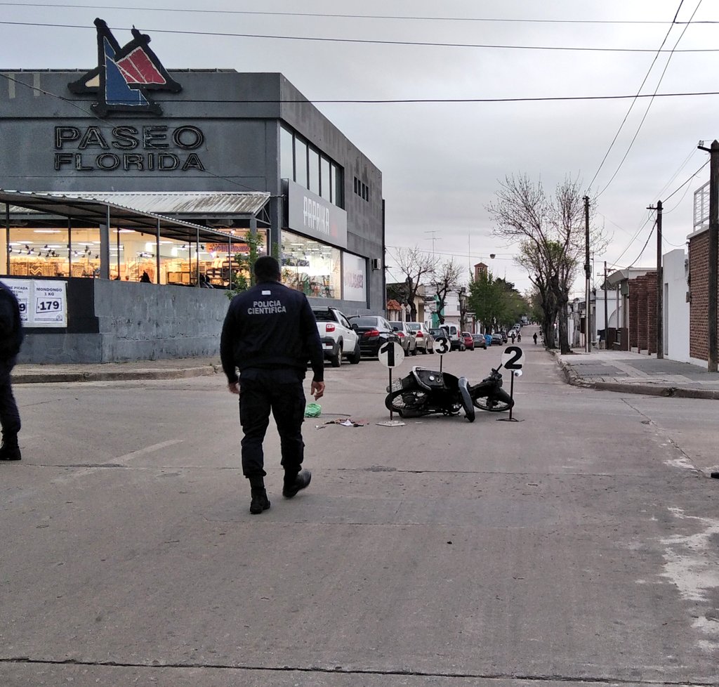 Motonetista lesionado tras impactar con auto en Calleros y Rivera 3