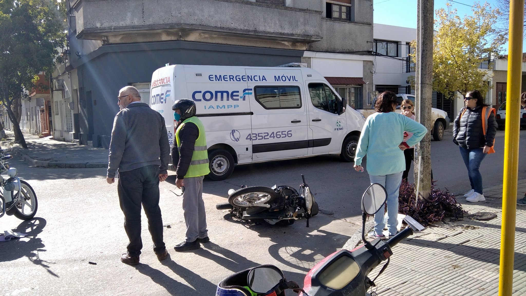 Motonetista lesionado tras impactar con auto en González y Suárez