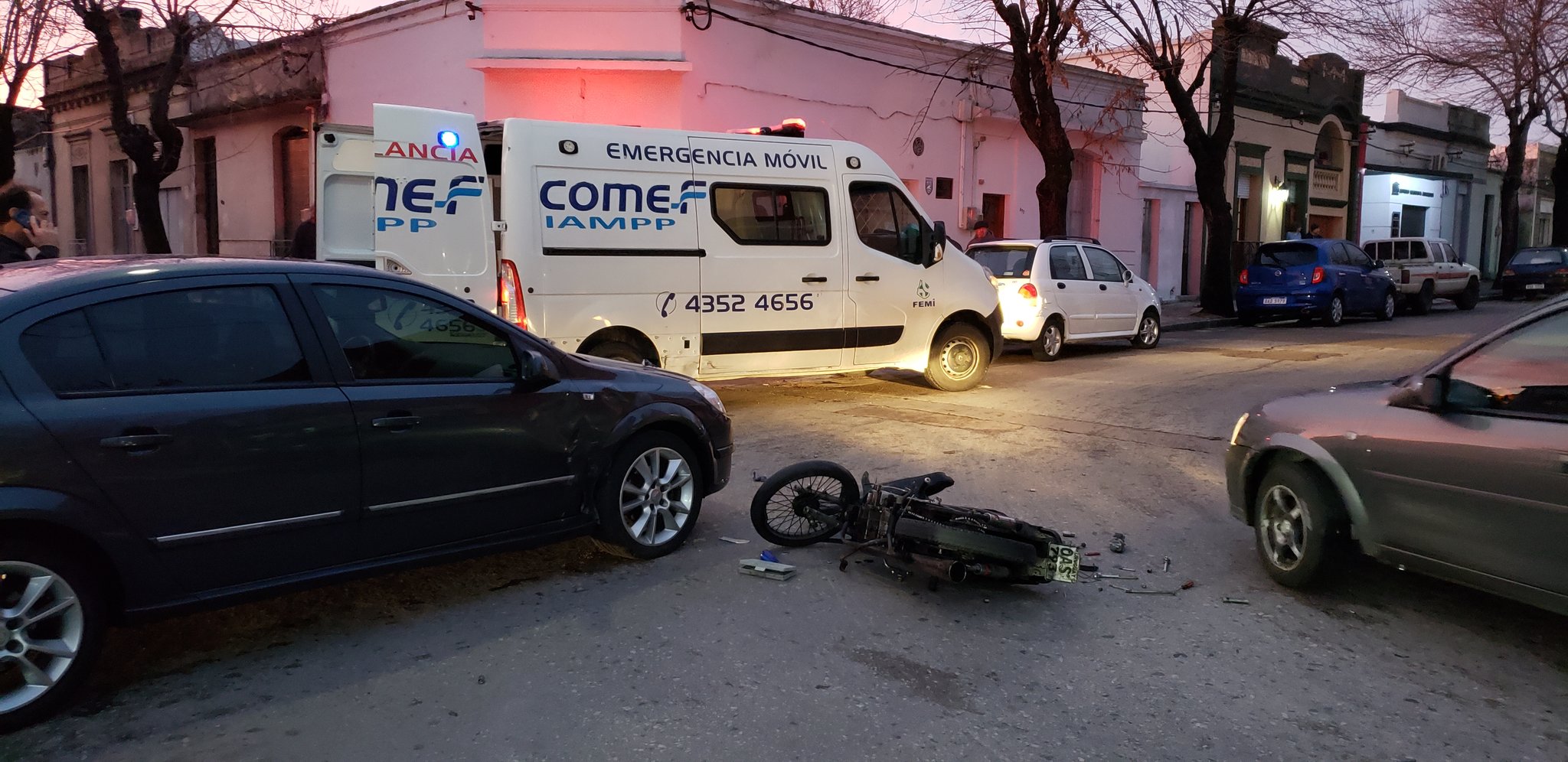 Motonetista resultó lesionada tras choque en esquina céntrica