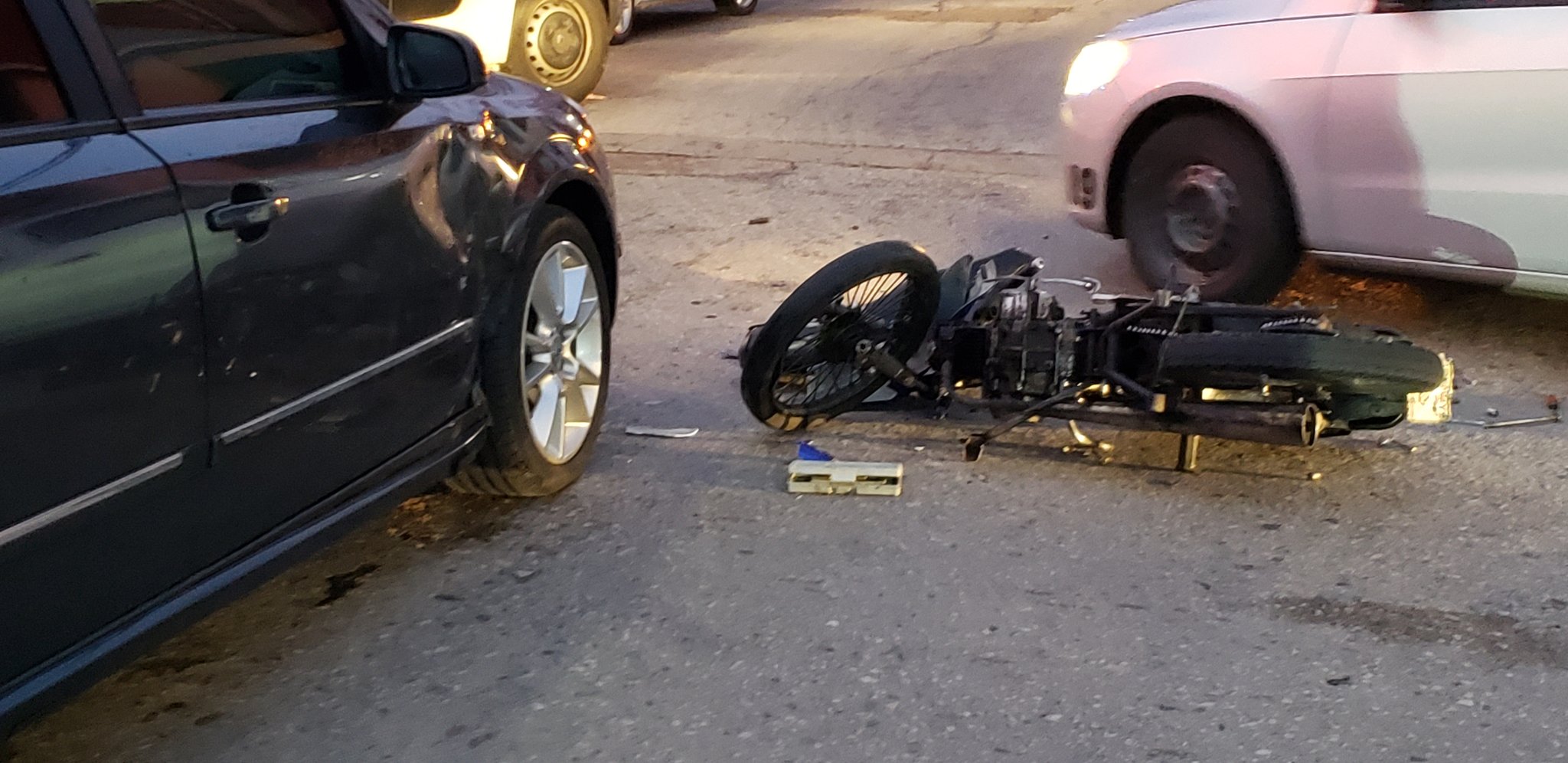 Motonetista resultó lesionada tras choque en esquina céntrica 2