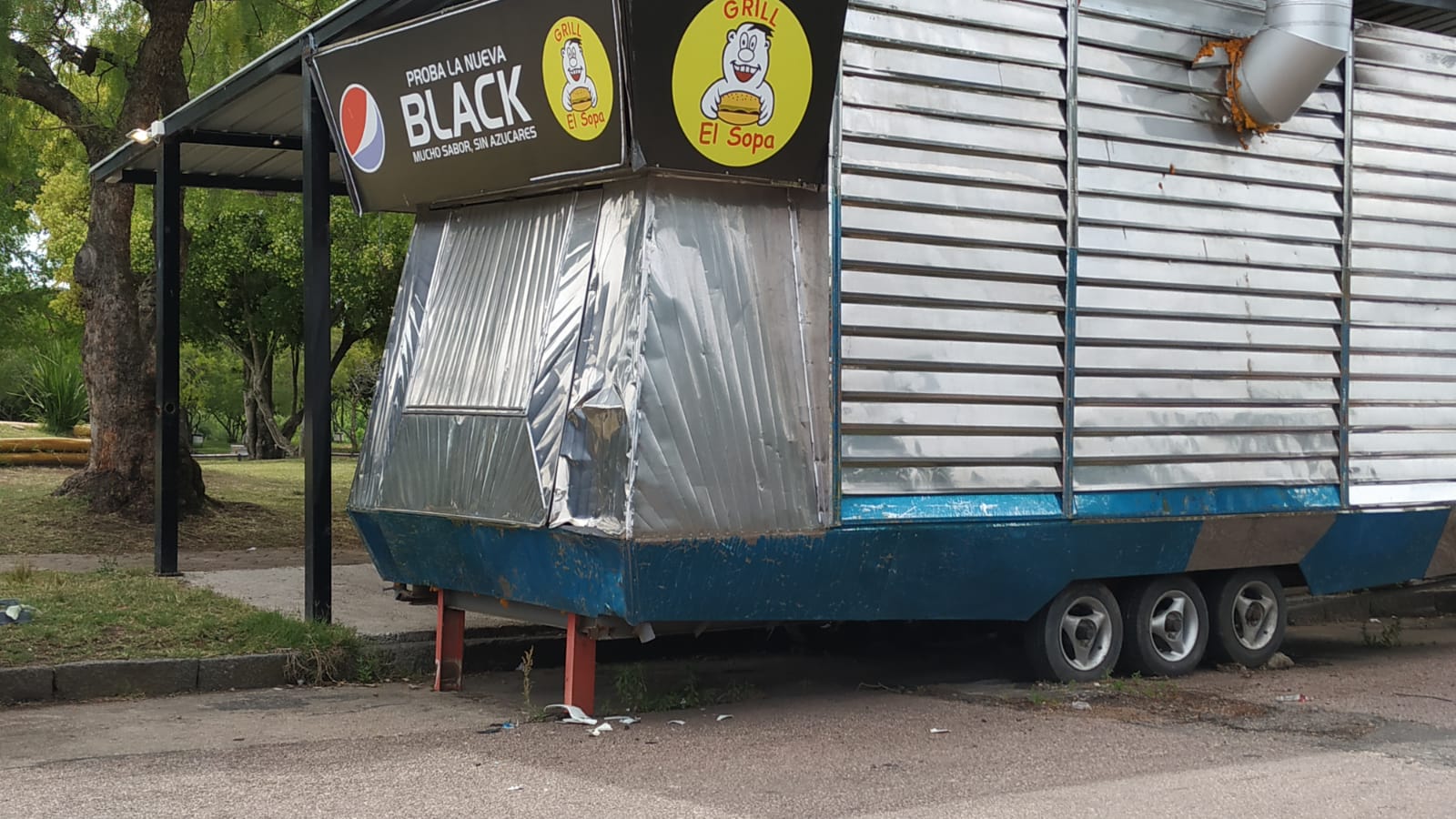 Motonetista se estrelló contra Food Truck en Plaza de la Bandera