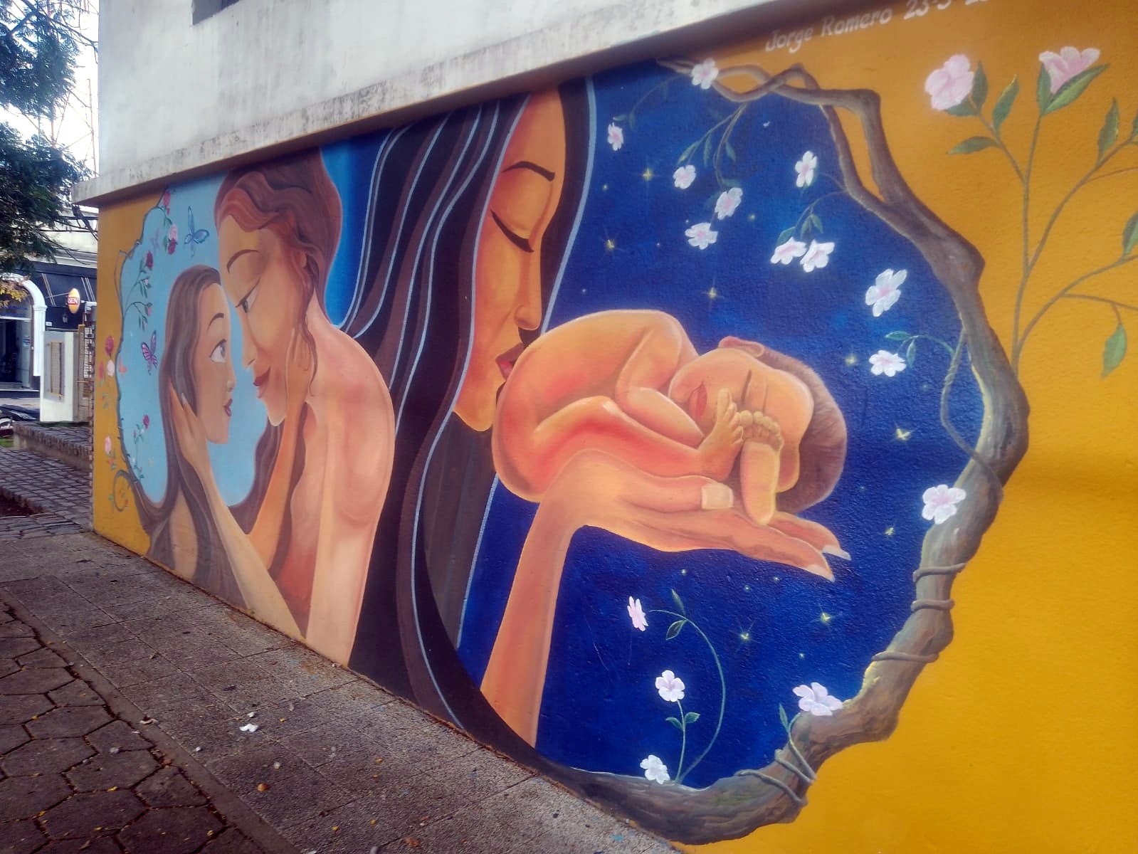 Mural dedicado a las madres en Plaza de Escuela Artigas 2