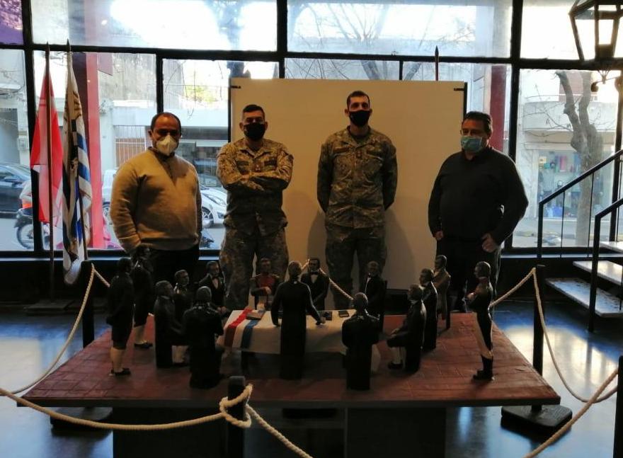 Museo de Florida obsequió imagen de Lavalleja al Batallón N2 2