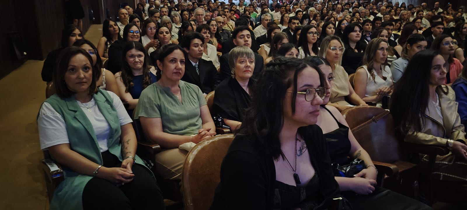 Más de 100 profesores recibieron sus títulos