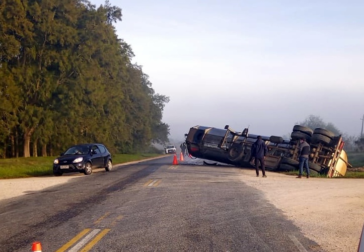 Más de 20 mil litros de leche se desparramaron en ruta 12