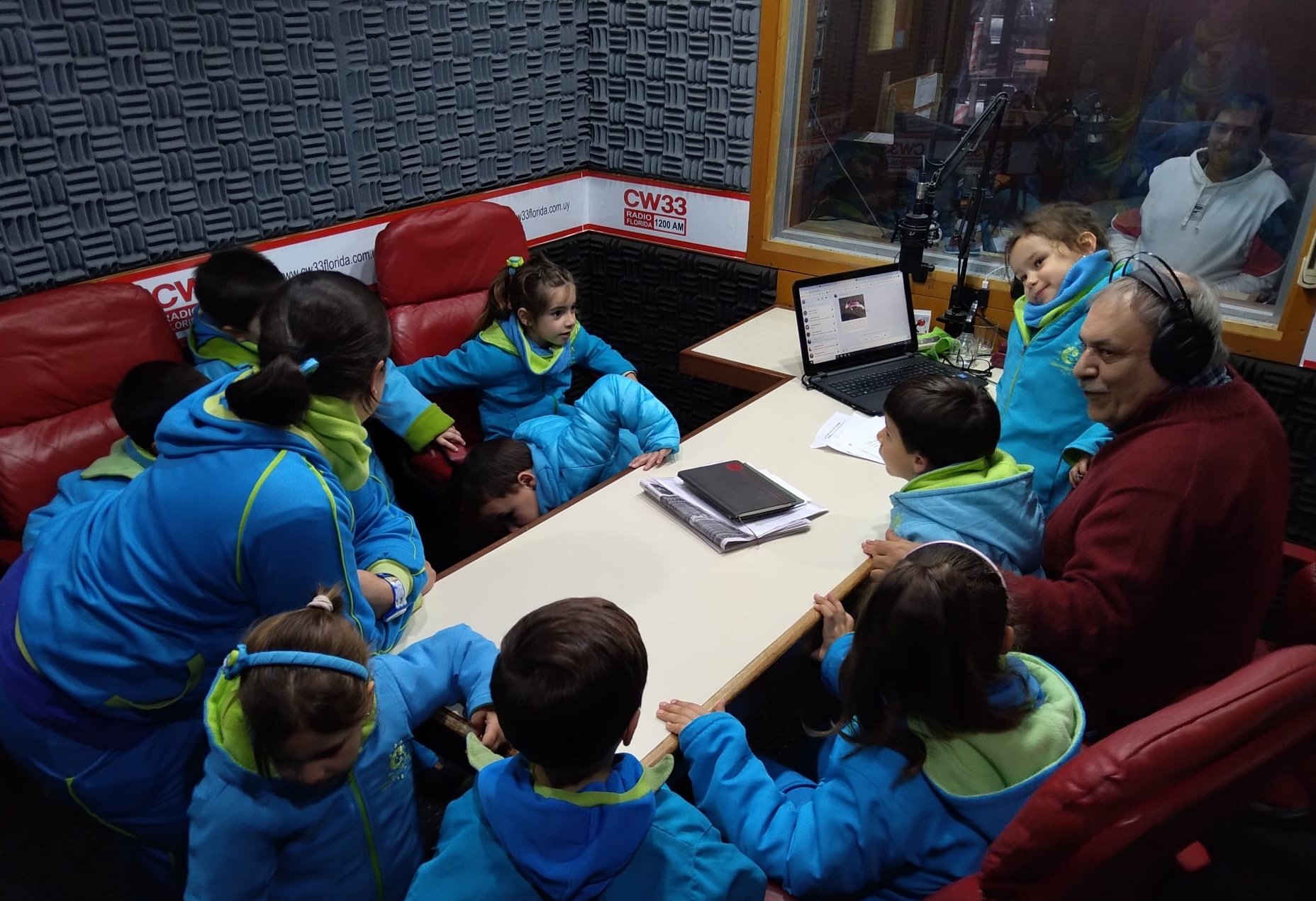 Niños de Rinconcito Mágico visitaron la 33