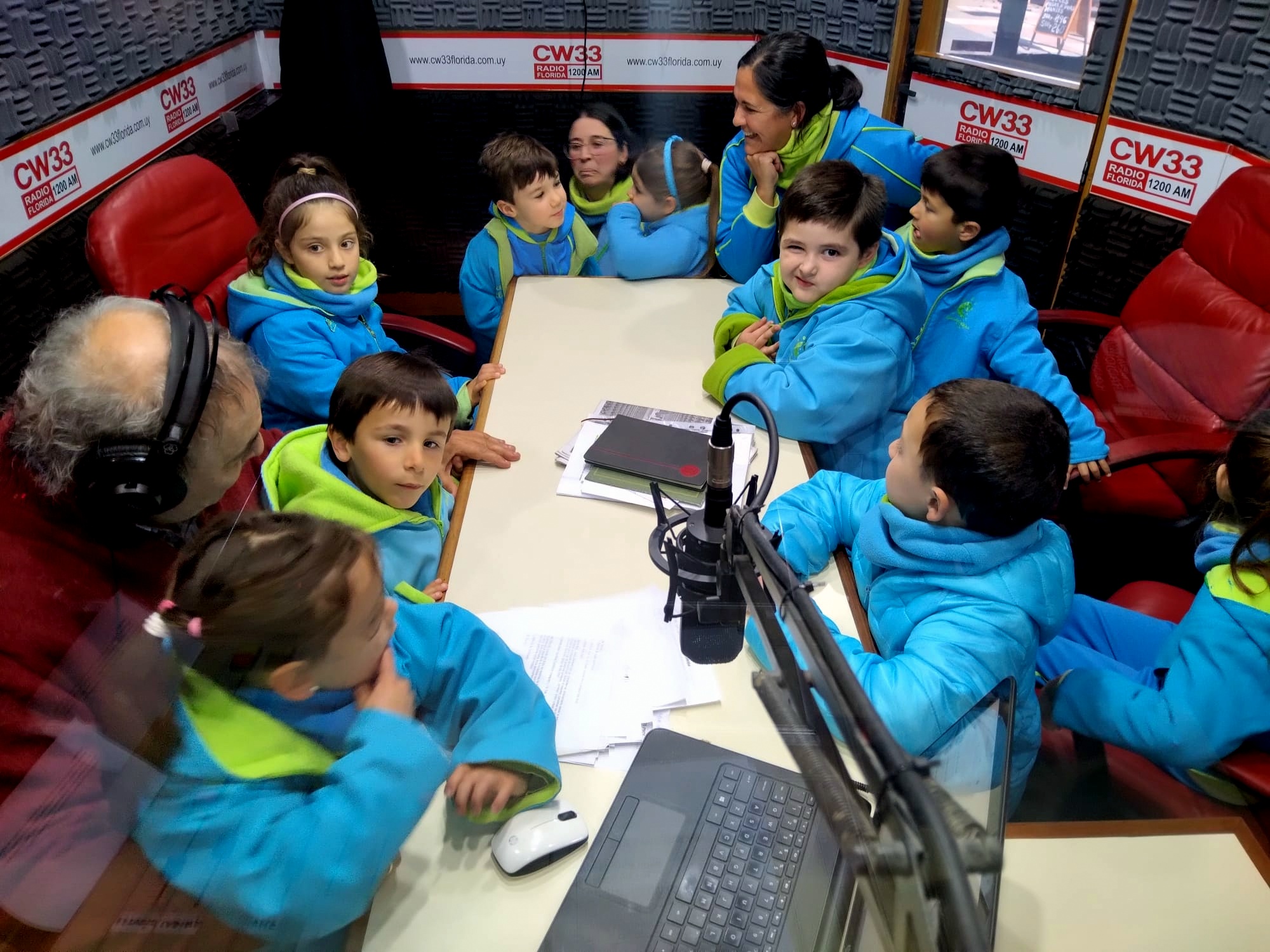 Niños de Rinconcito Mágico visitaron la 33 2