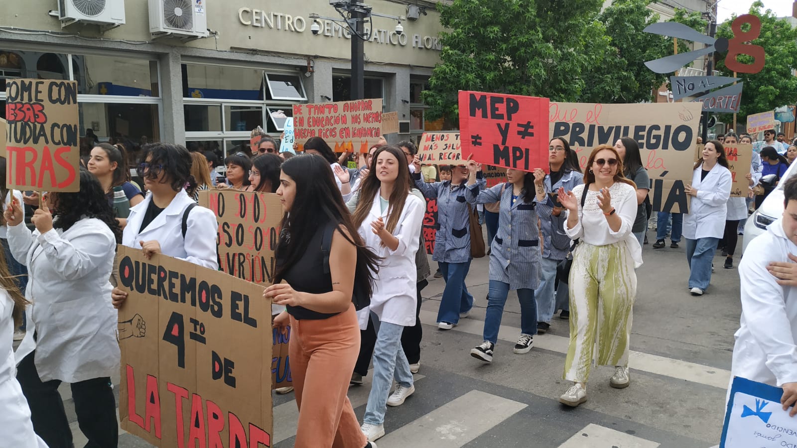 Nueva marcha de estudiantes del CERP con apoyo del IFD No a la eliminación de cursos y no a la centralización de la educación 2