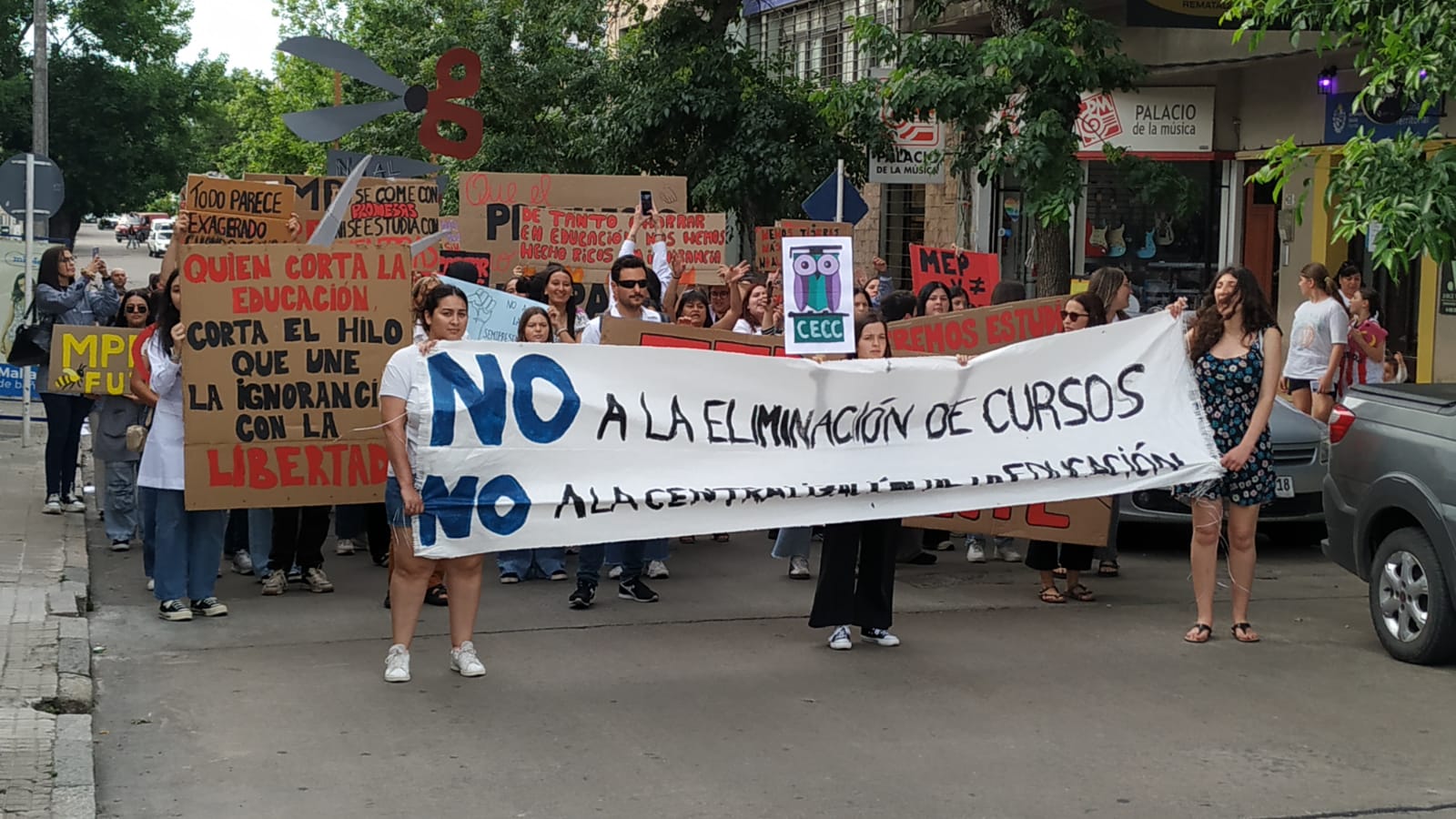 Nueva marcha de estudiantes del CERP con apoyo del IFD No a la eliminación de cursos y no a la centralización de la educación 3