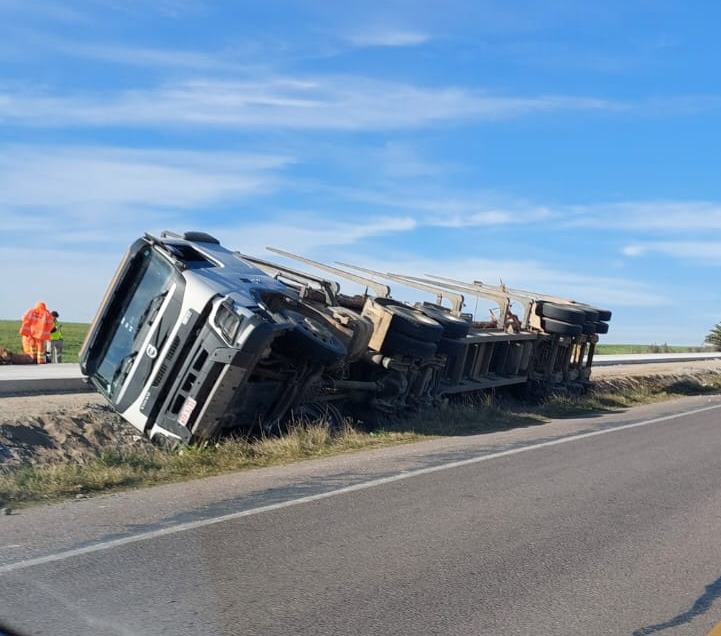 Otro vuelco de camión en ruta 5