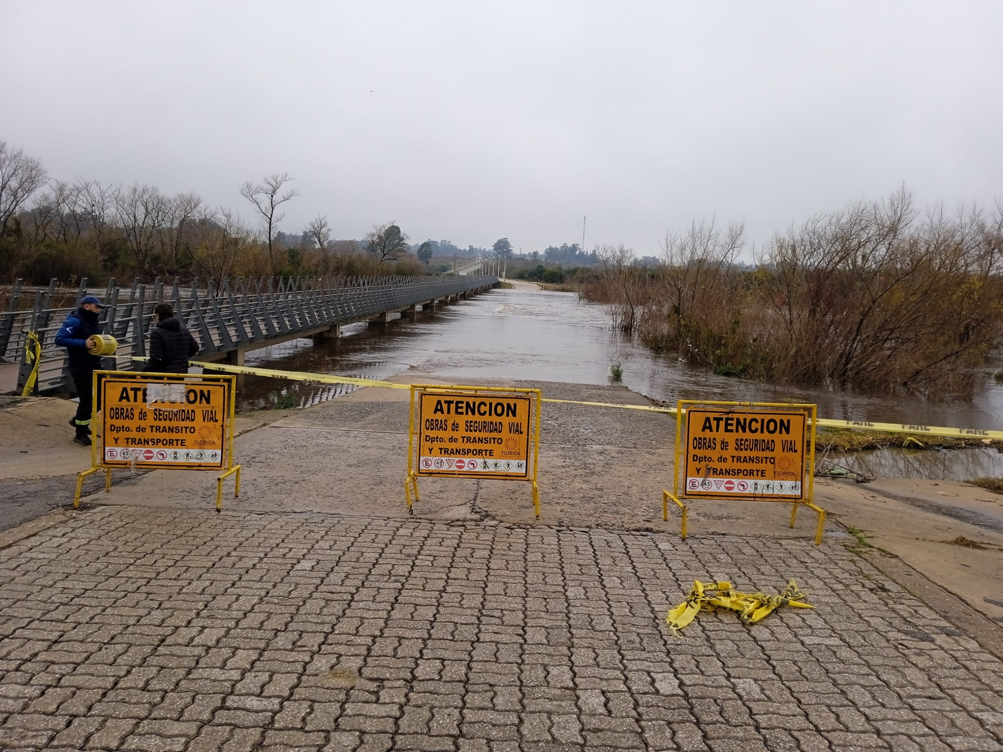 Paso de los Dragones cortado por crecida del río Santa Lucía