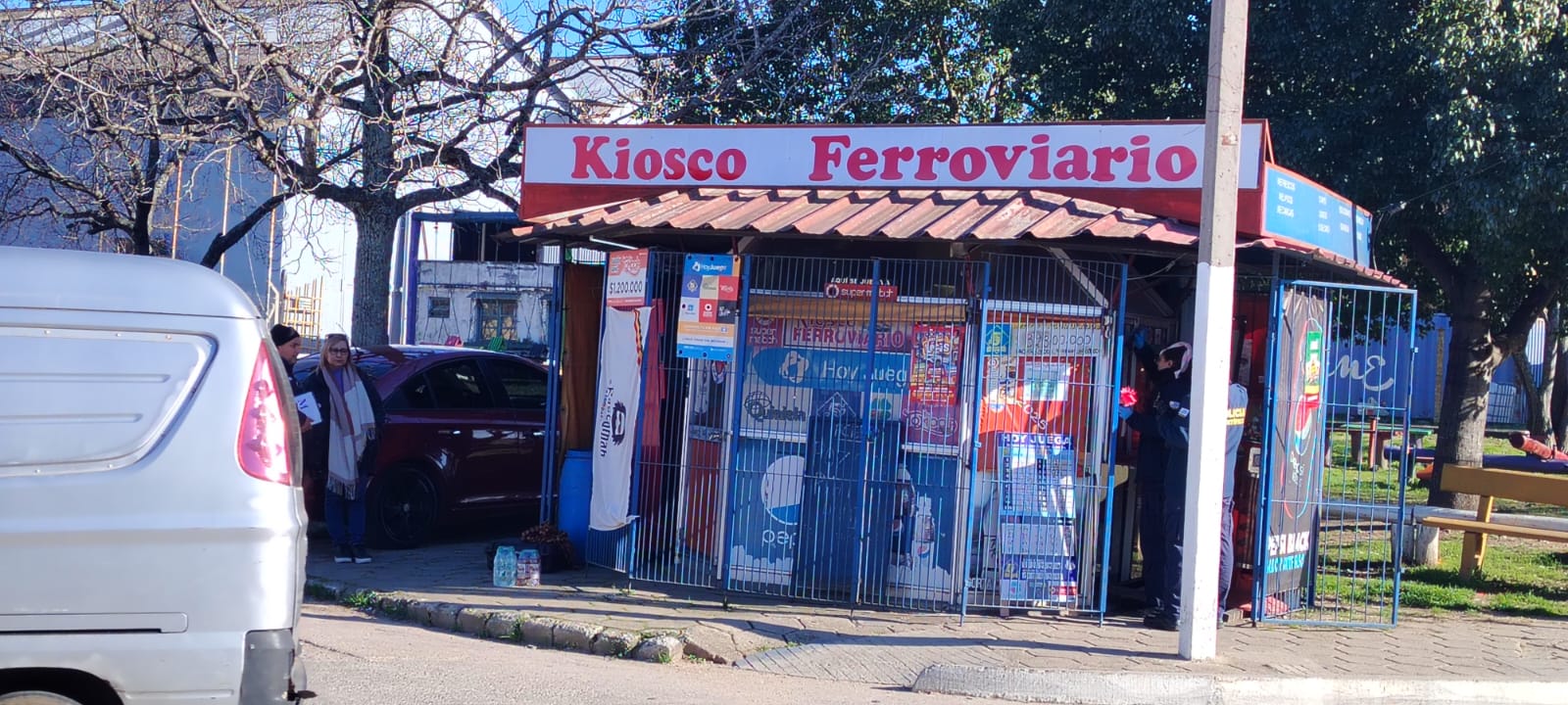 Roban Kiosko Ferroviario de José Pedro Varela y vía Férrea