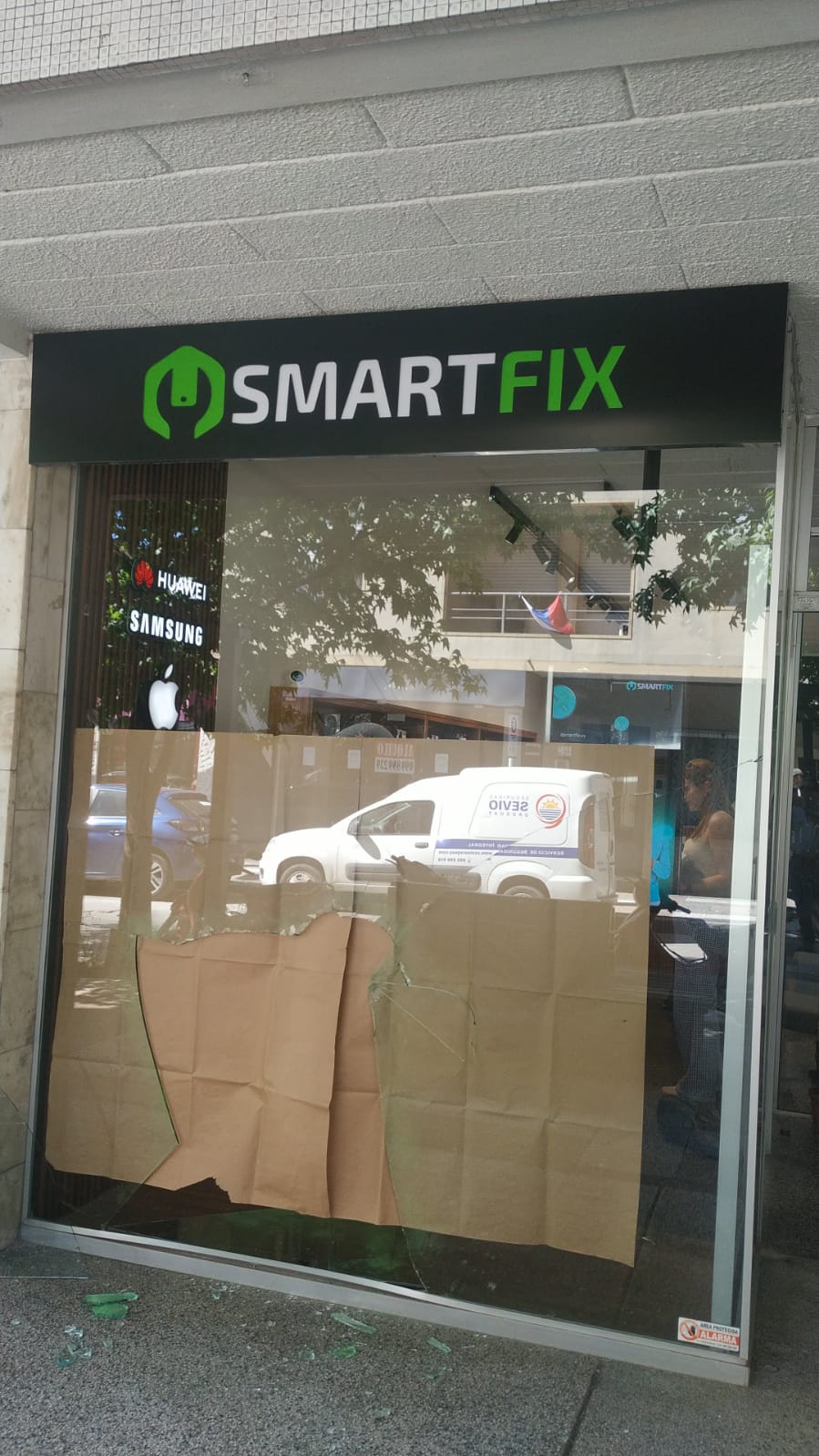 Roban local de venta de celulares 2