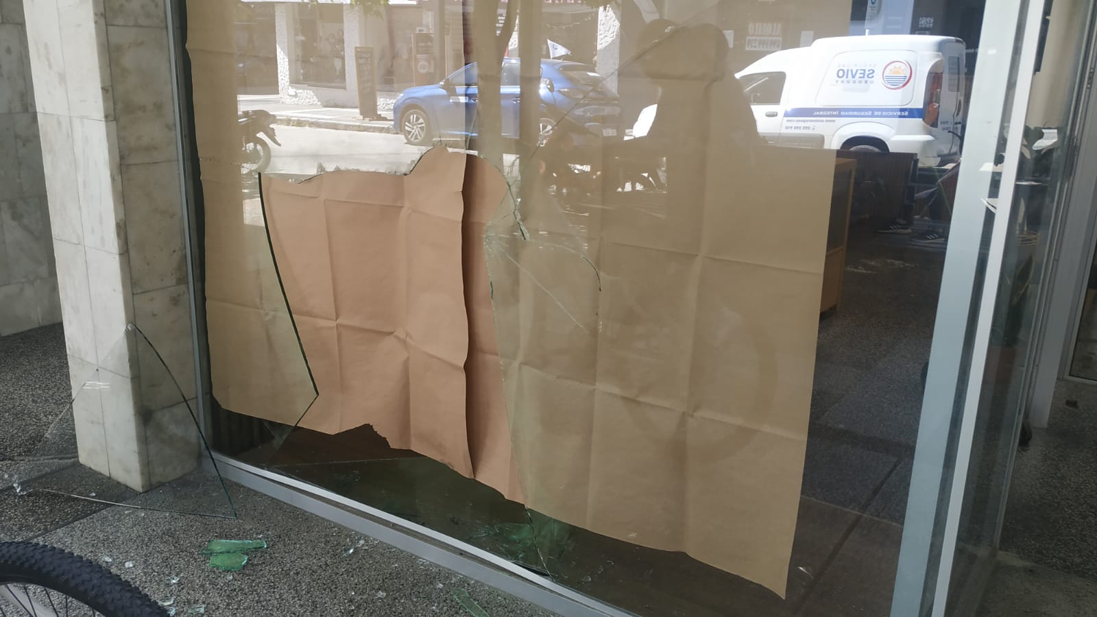 Roban local de venta de celulares 3