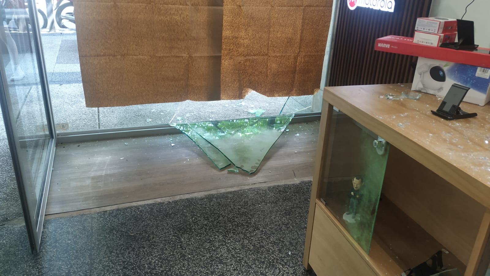 Roban local de venta de celulares 4