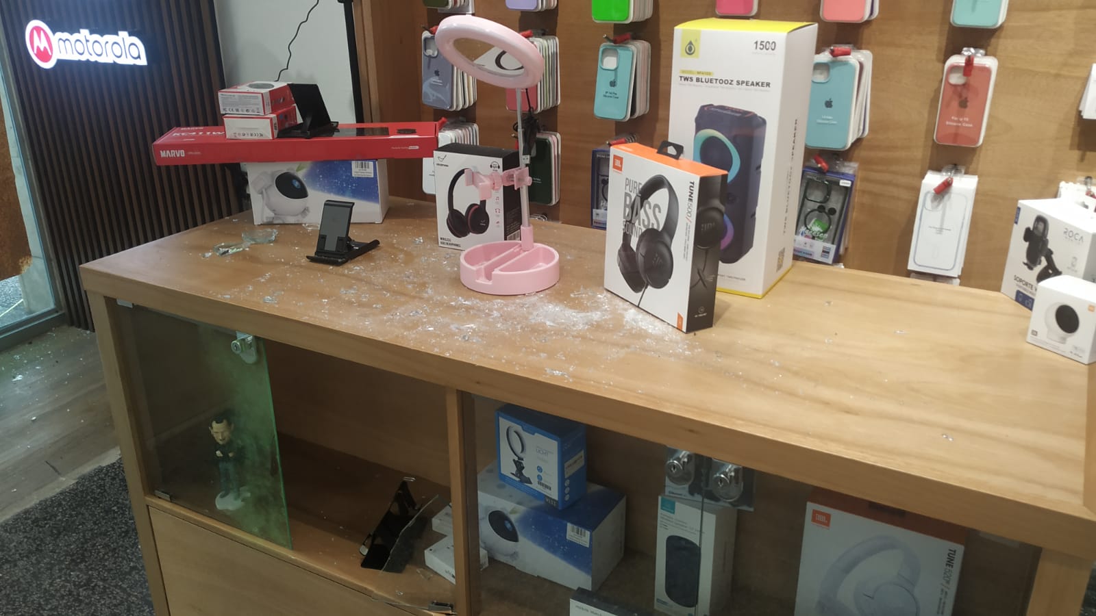 Roban local de venta de celulares 5