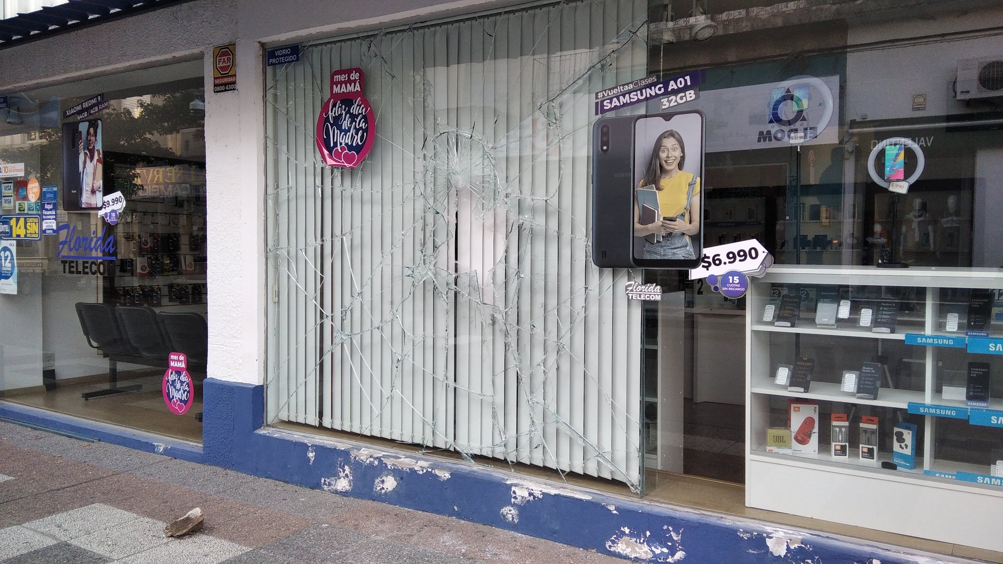 Rompen blindex e intentan robar el comercio Florida Telecom