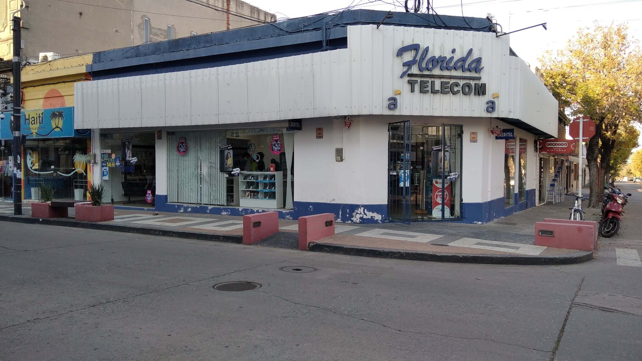 Rompen blindex e intentan robar el comercio Florida Telecom 1