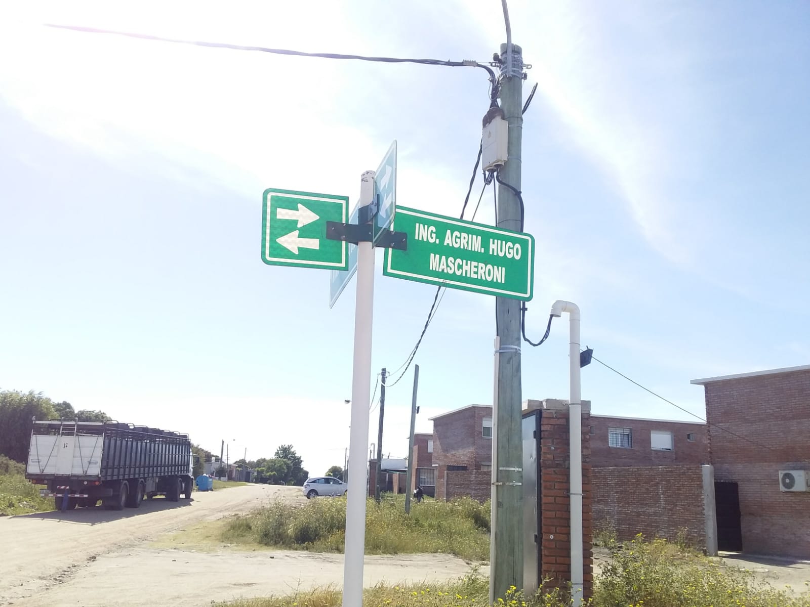 Se colocan nuevas luminarias en barrio Mascheroni