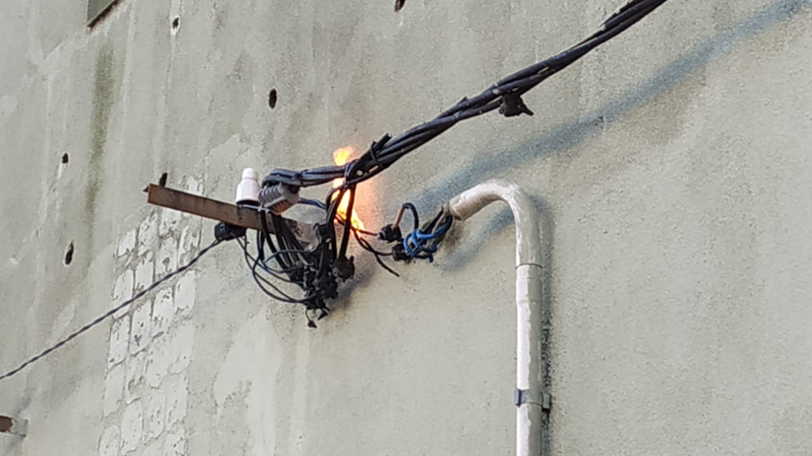 Se incendió cableado eléctrico de la Escuela 103 5